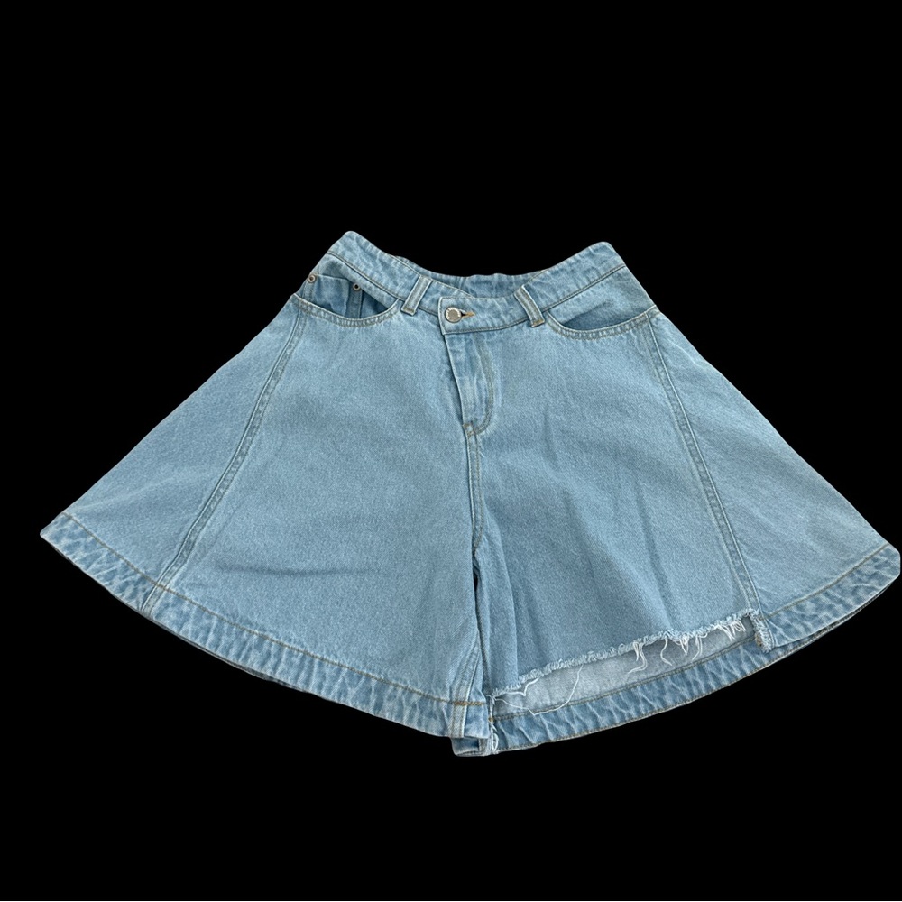 NWOT SHORT SENTENCE DENIM SHORTS